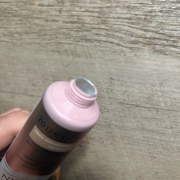 Loving Tan Deluxe Face Tan Medium 1.6 fl oz - Picture 3 of 9